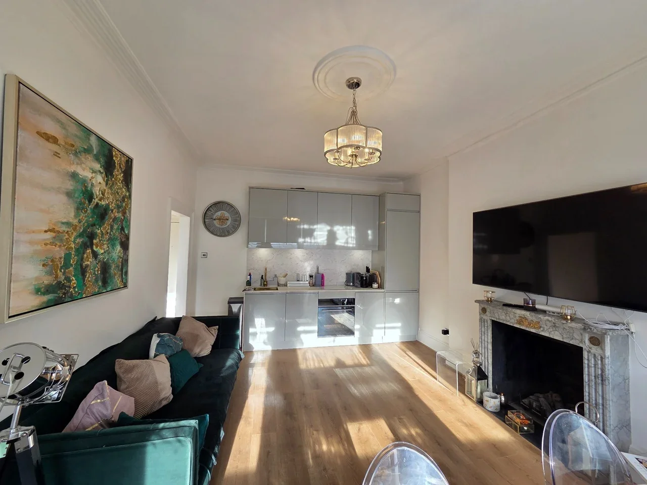 Flat Holland Road in Greater London