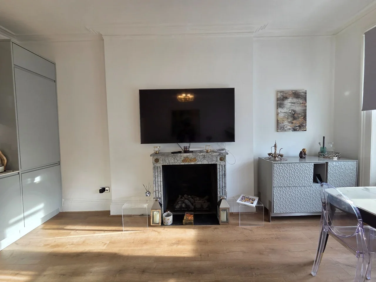 Flat Holland Road in Greater London