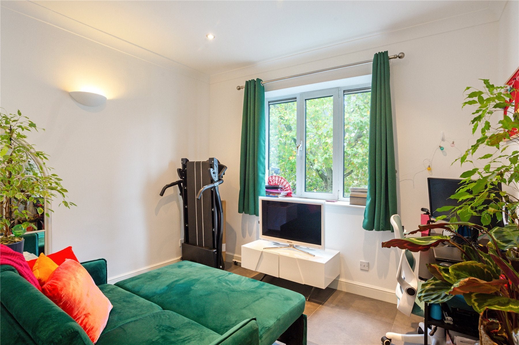 Flat Silver Crescent in Greater London