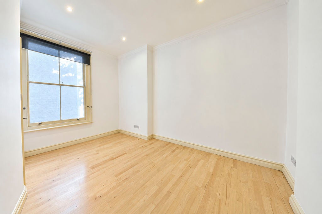 Flat Queenstown Road in Greater London