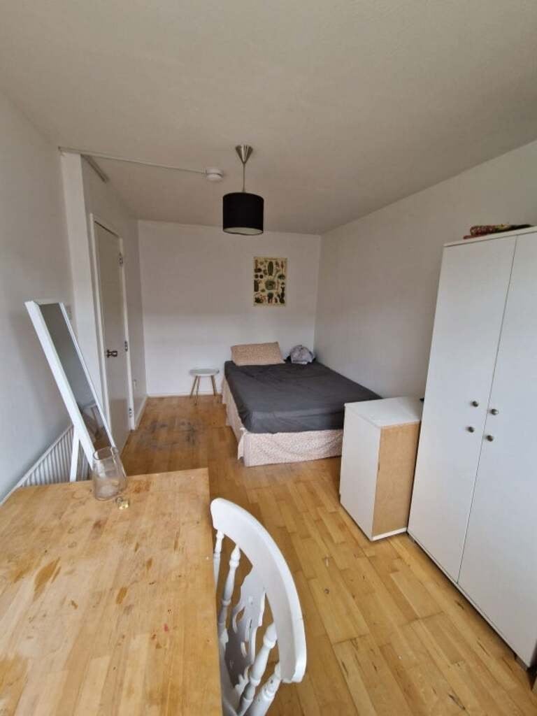 Room Davey Close in Greater London