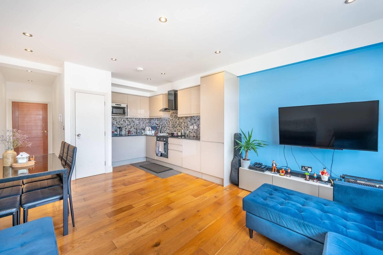 Flat Mount Pleasant in Greater London