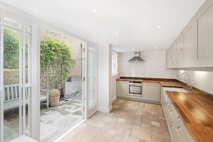 Flat Guthrie Street in Greater London
