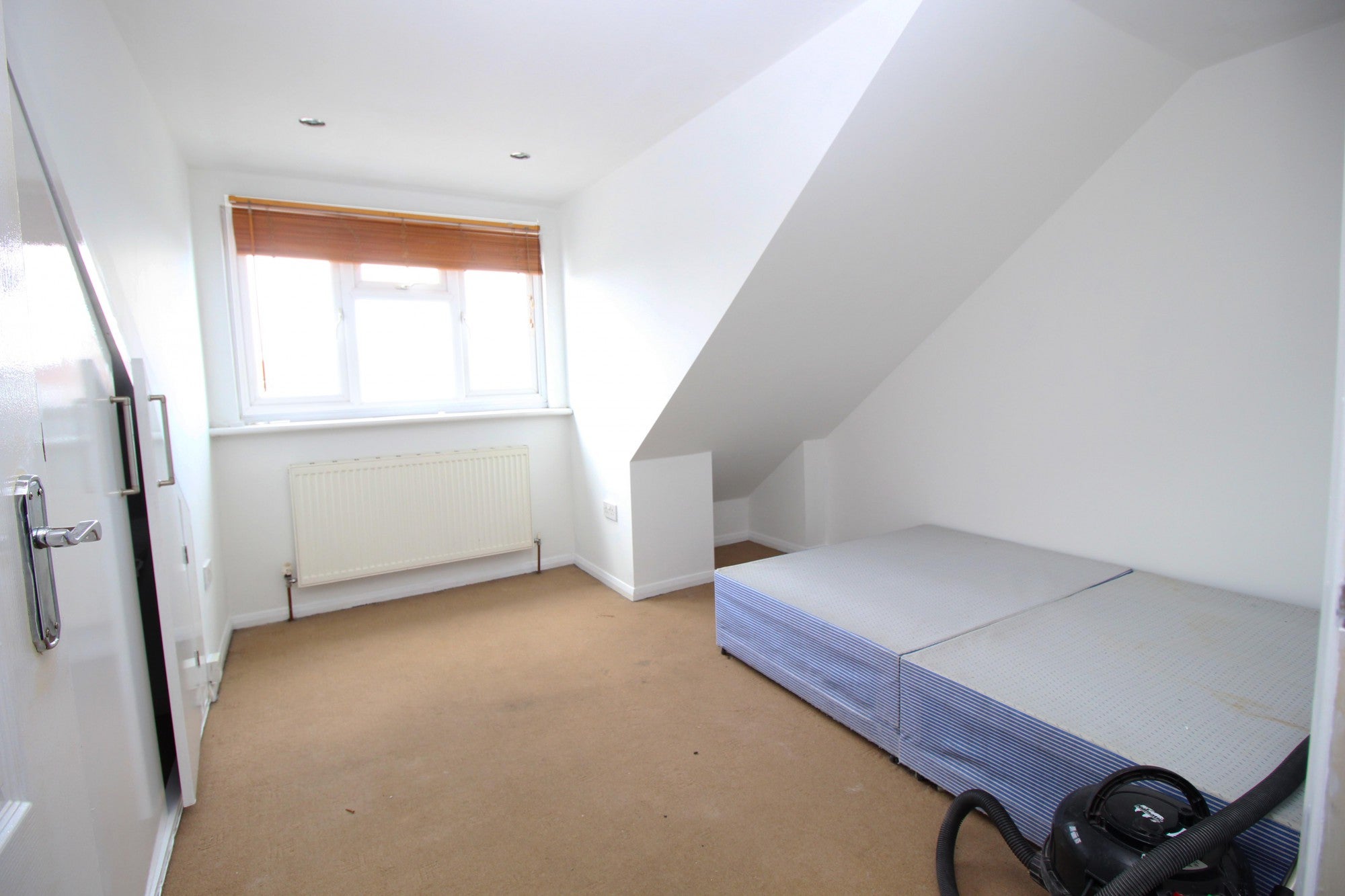 Flat Eastern Avenue in Greater London
