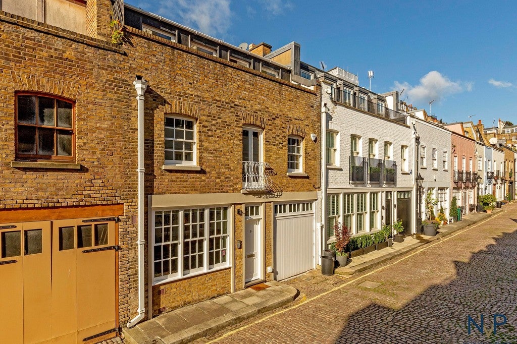House Ennismore Gardens in City of Westminster