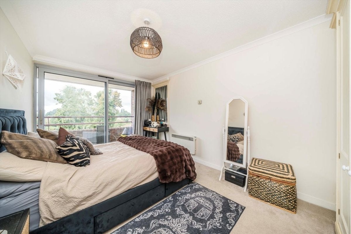 Flat Anglesea Road in Greater London