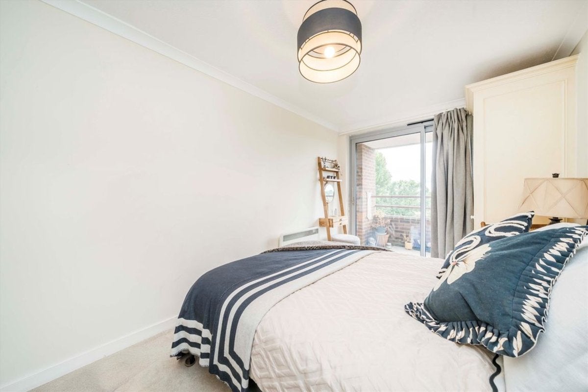 Flat Anglesea Road in Greater London