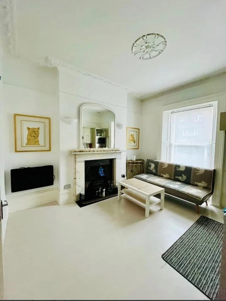 Flat Ann Lane in Greater London