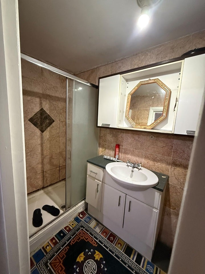 Room Walnut Tree Road in Greater London
