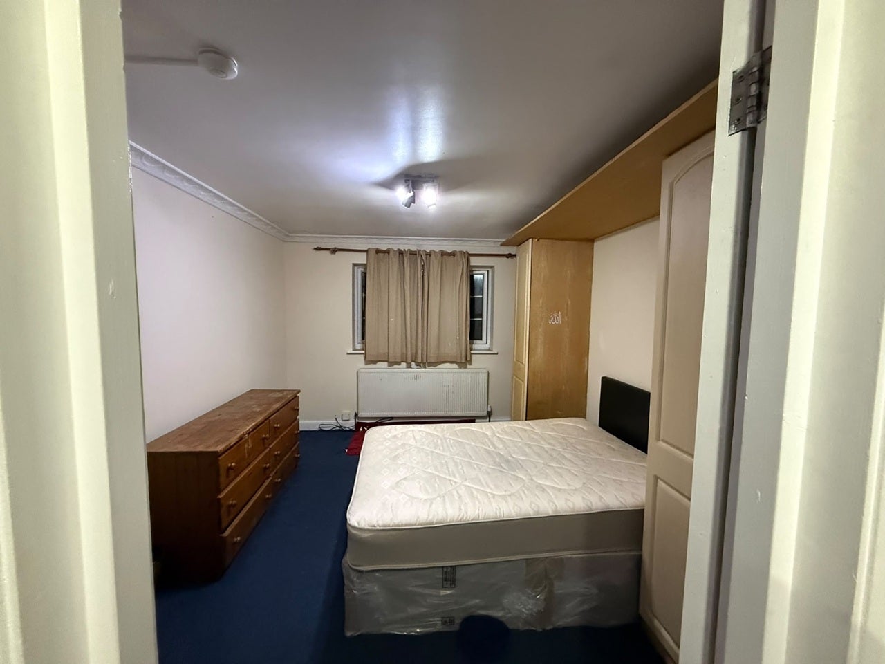 Room Walnut Tree Road in Greater London