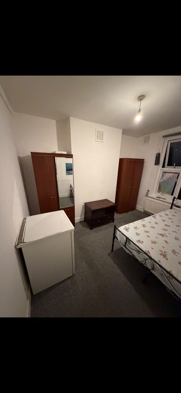 Room Smyrk's Road in Greater London