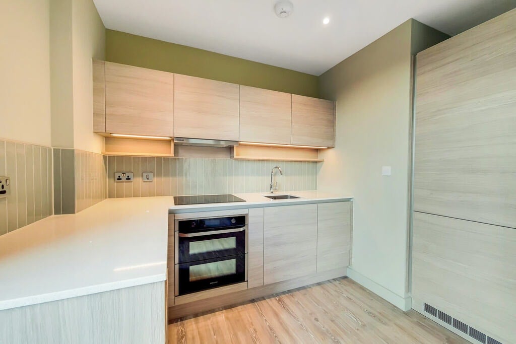 Flat Olympic Way in Greater London