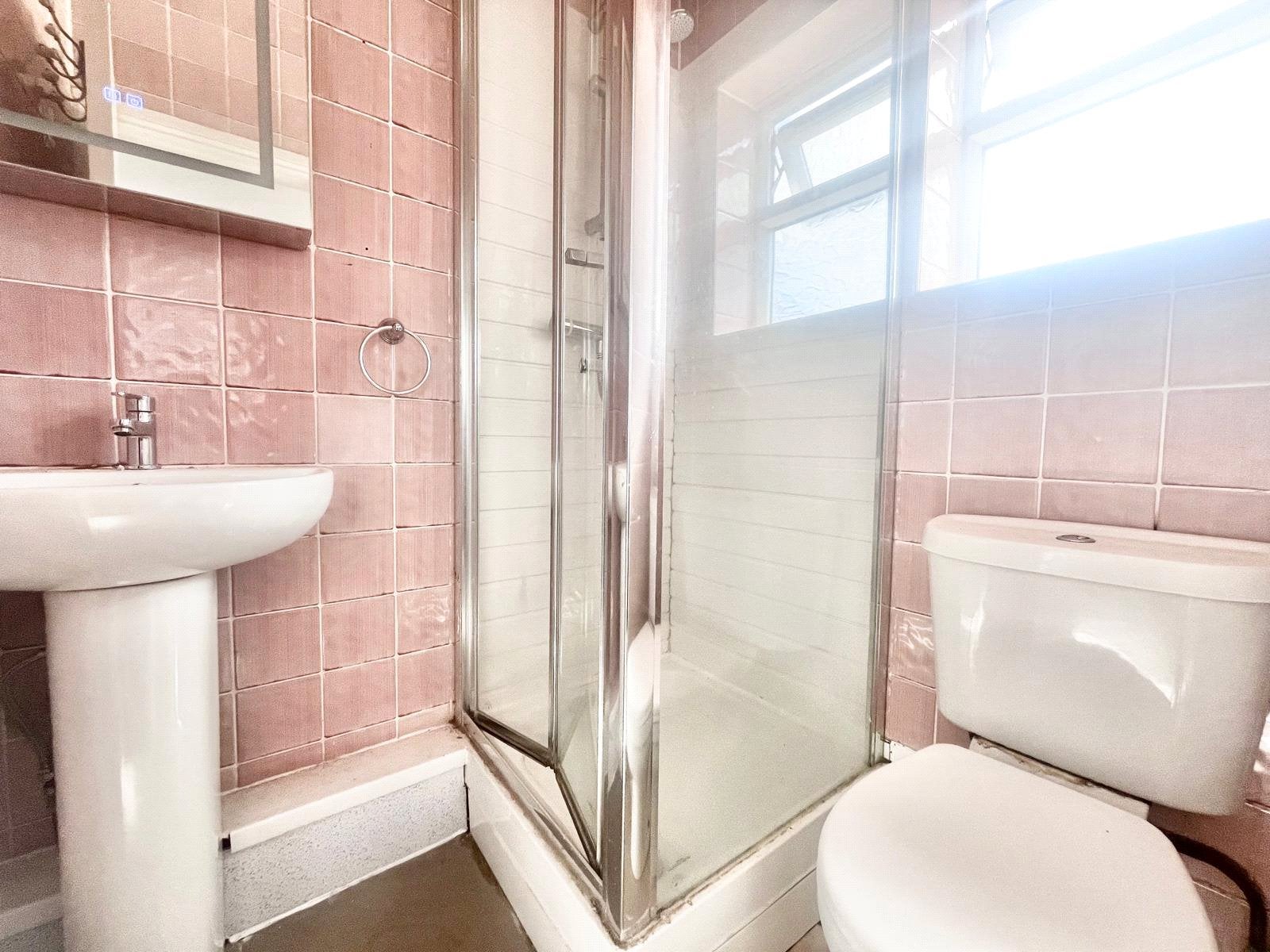 Flat Hanworth Road in Greater London