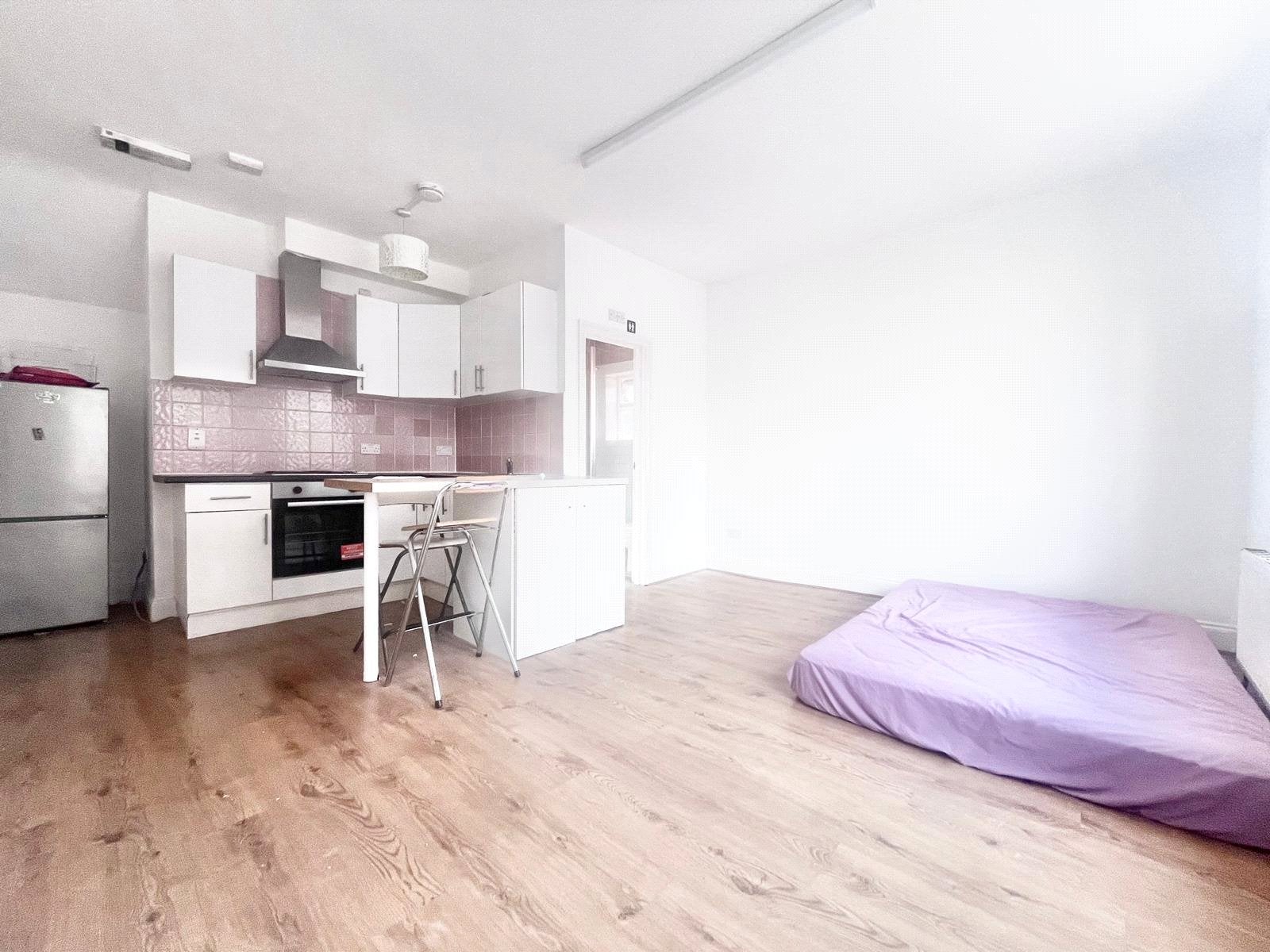 Flat Hanworth Road in Greater London