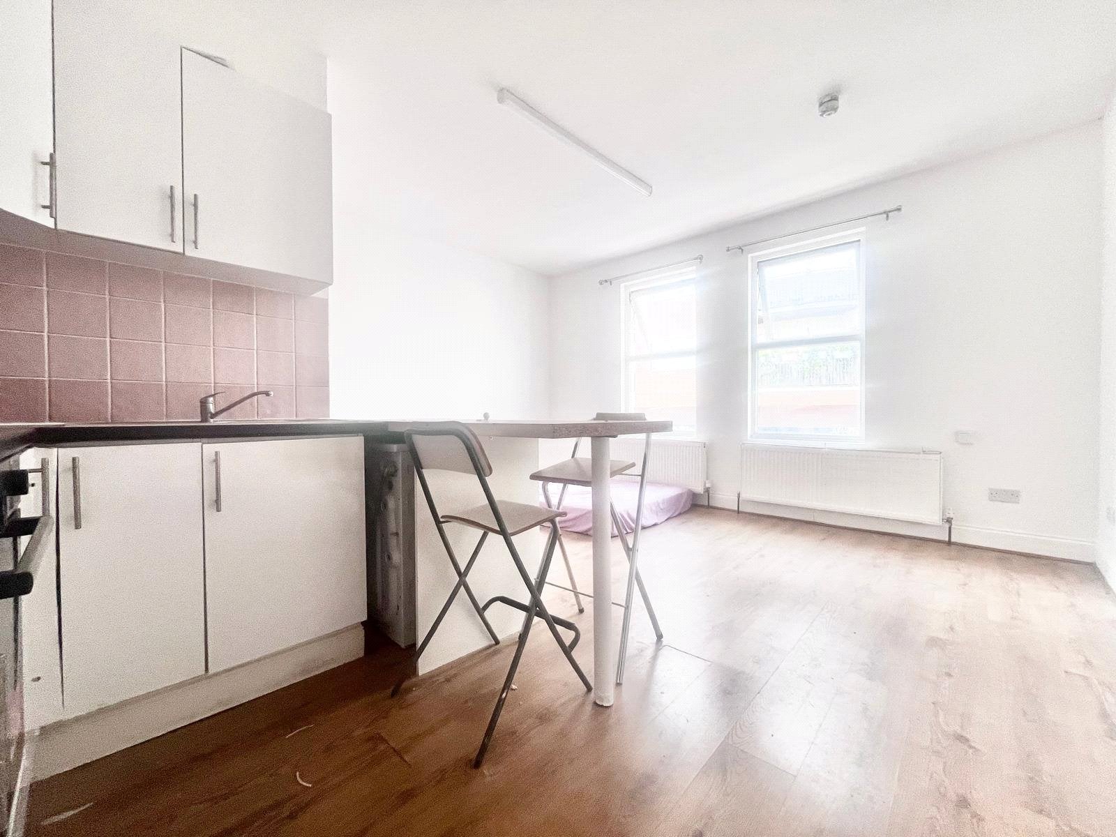 Flat Hanworth Road in Greater London