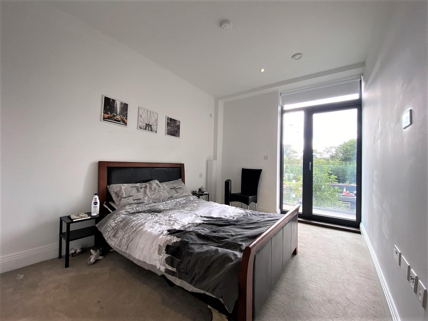 Flat Packetboat Lane in Greater London