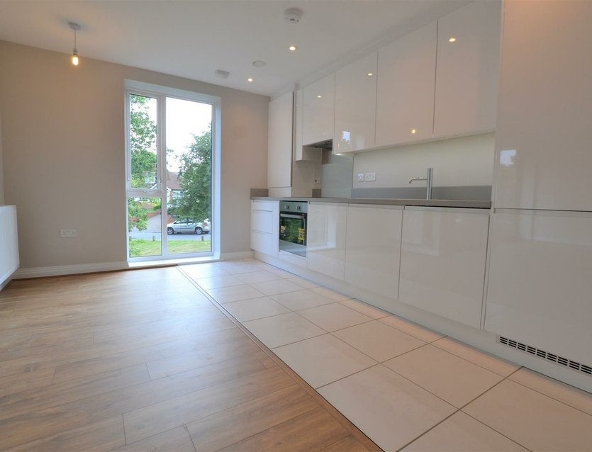 Flat Ealing Road in Greater London