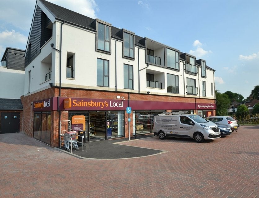 Flat Ealing Road in Greater London