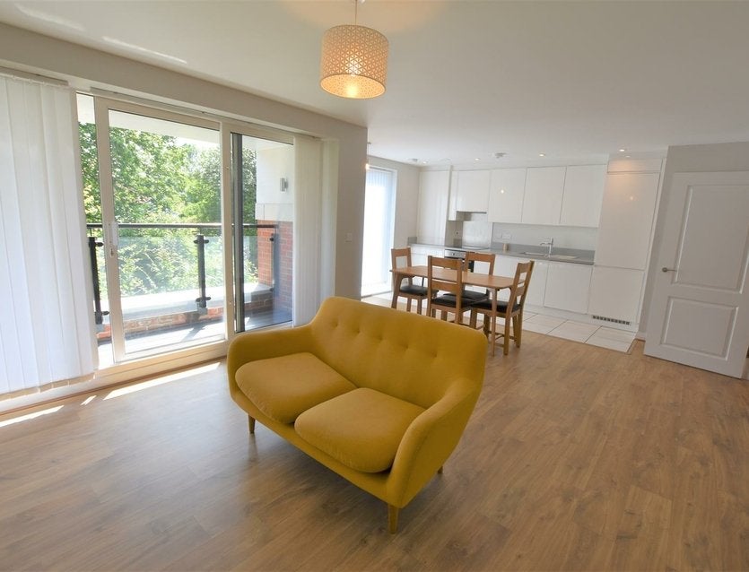 Flat Ealing Road in Greater London