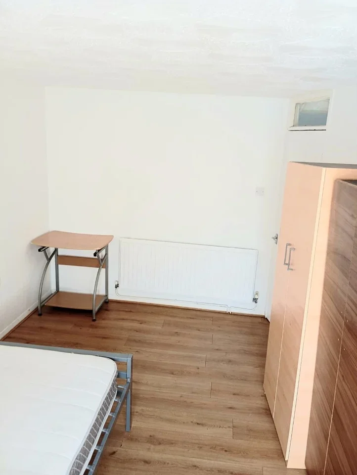 Flat Barking Road in Greater London
