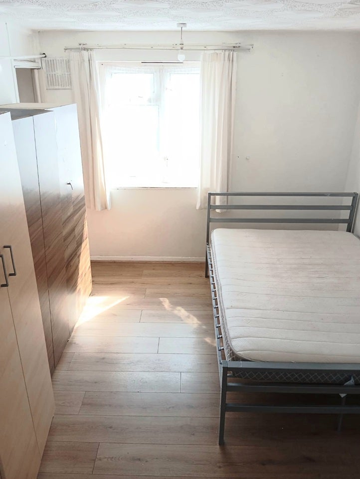 Flat Barking Road in Greater London