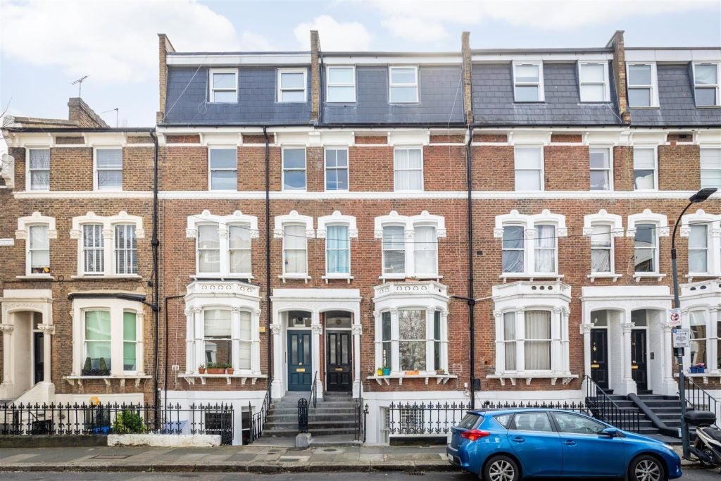 Flat Fielding Road in Greater London