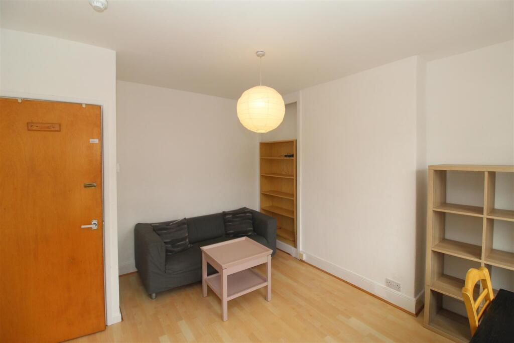 Flat Gordon Road in Cardiff