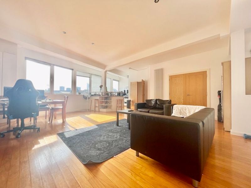 Flat Empire Square South in Greater London