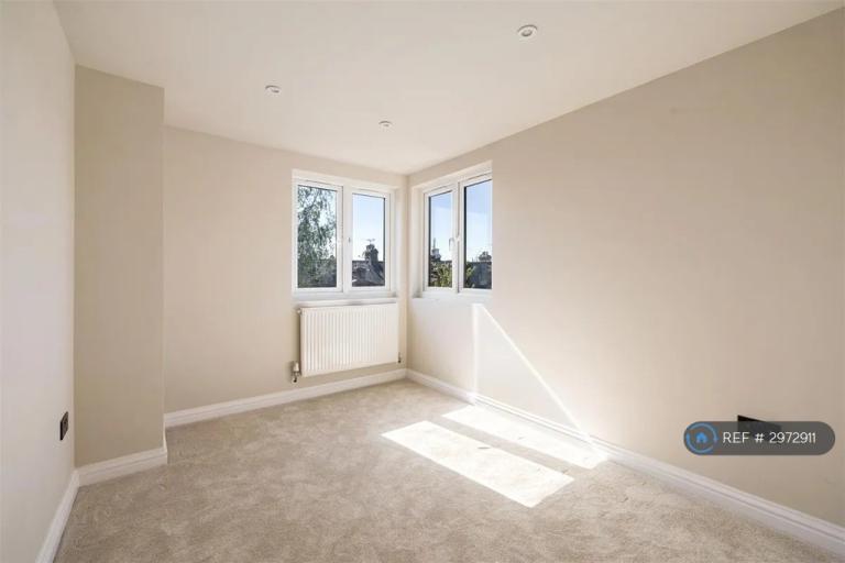 Flat Lansdowne Road in Greater London