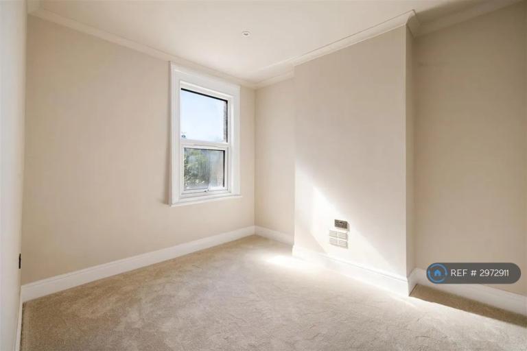 Flat Lansdowne Road in Greater London