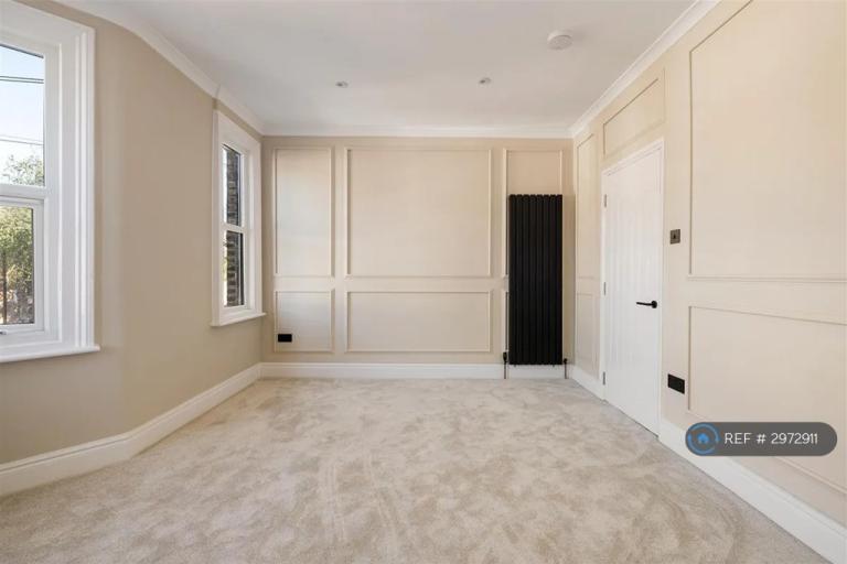 Flat Lansdowne Road in Greater London