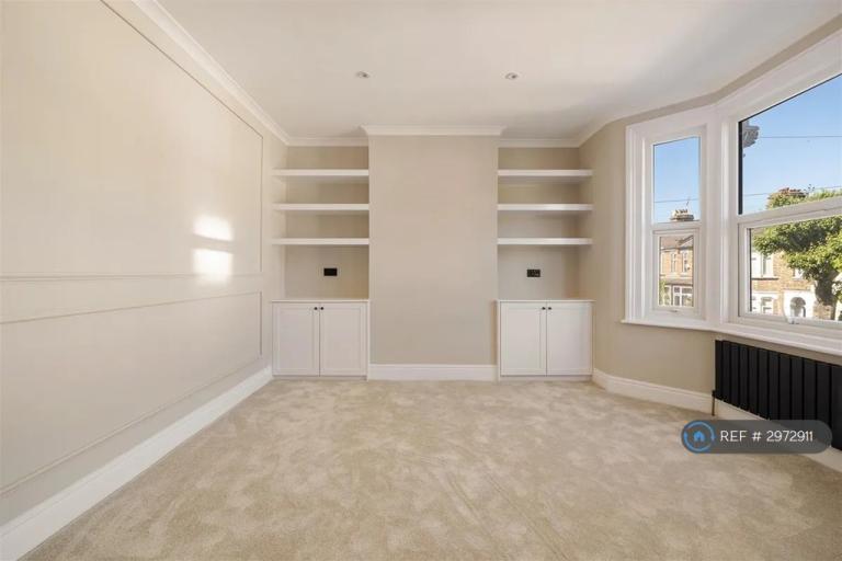 Flat Lansdowne Road in Greater London
