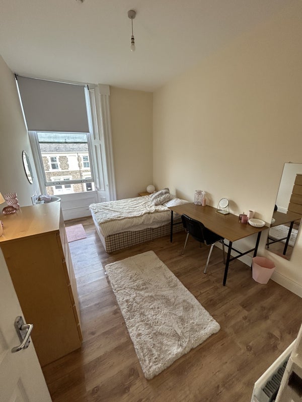 Room Sandyford Road in Newcastle upon Tyne