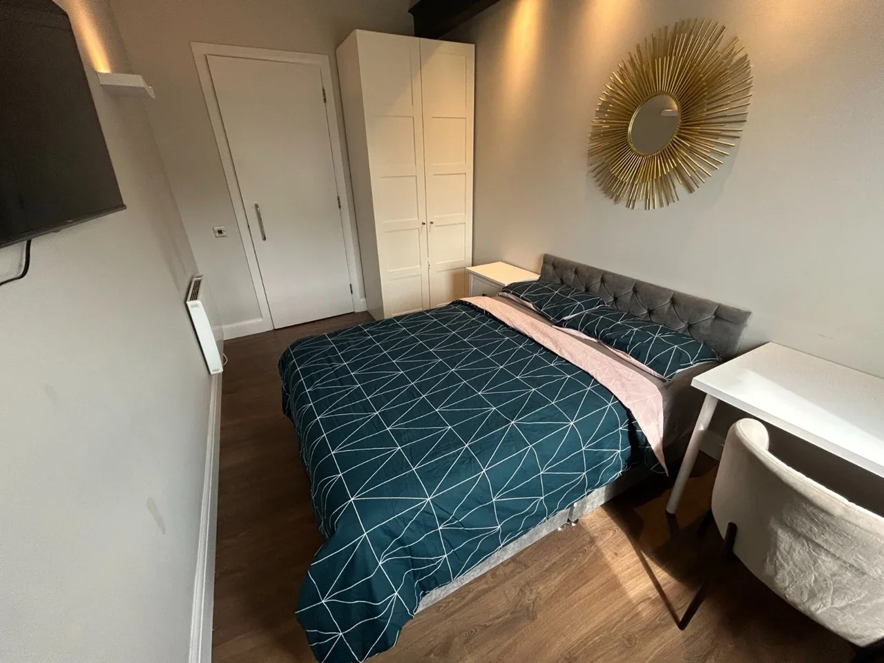 Flat Nelson Passage in Greater London