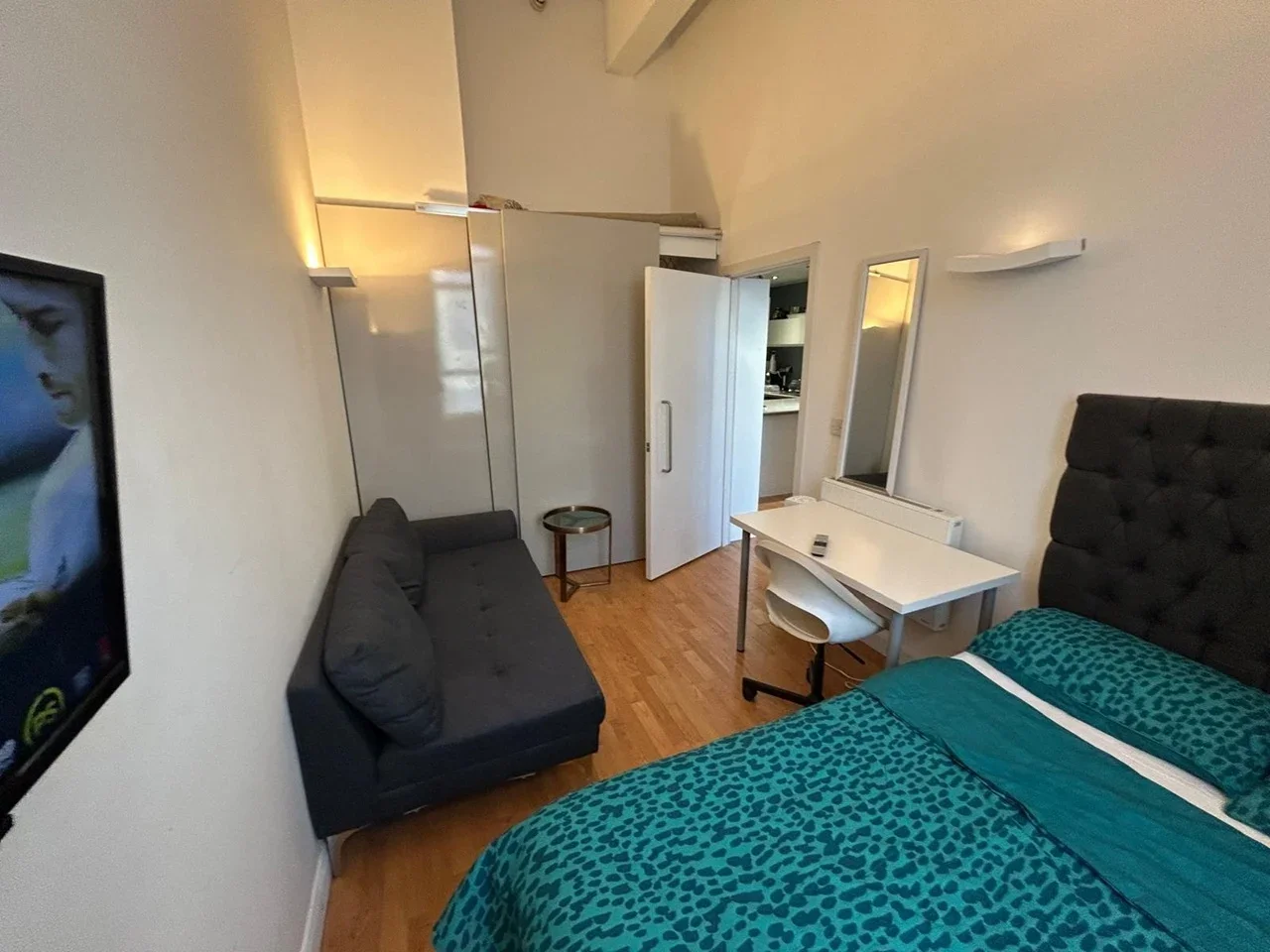 Flat Nelson Passage in Greater London