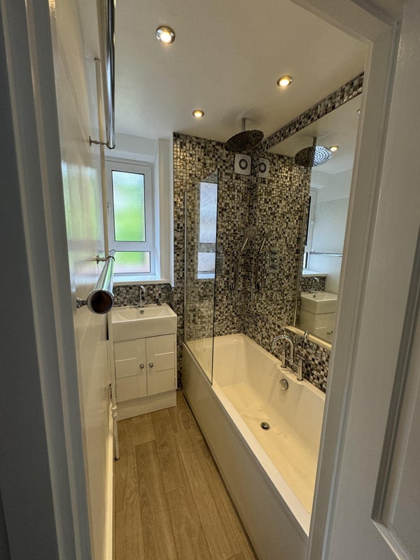Room Australia Road in Greater London