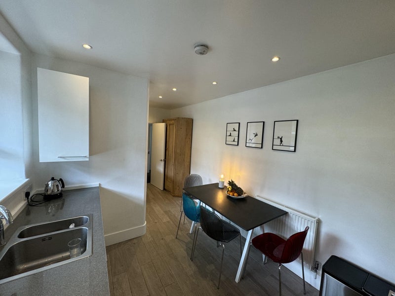 Room Australia Road in Greater London