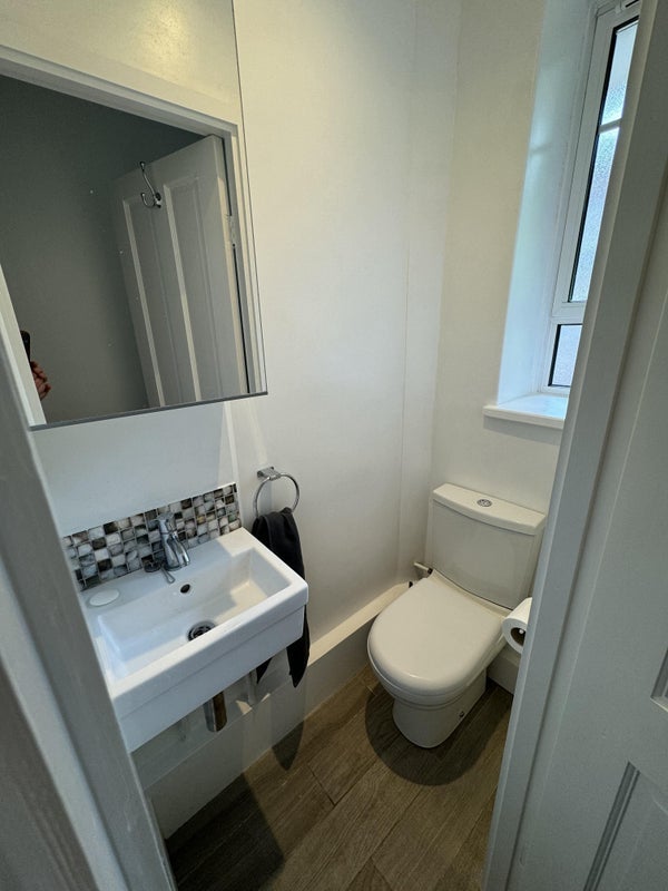 Room Australia Road in Greater London