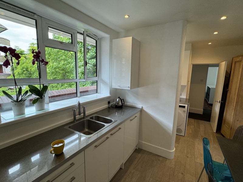 Room Australia Road in Greater London