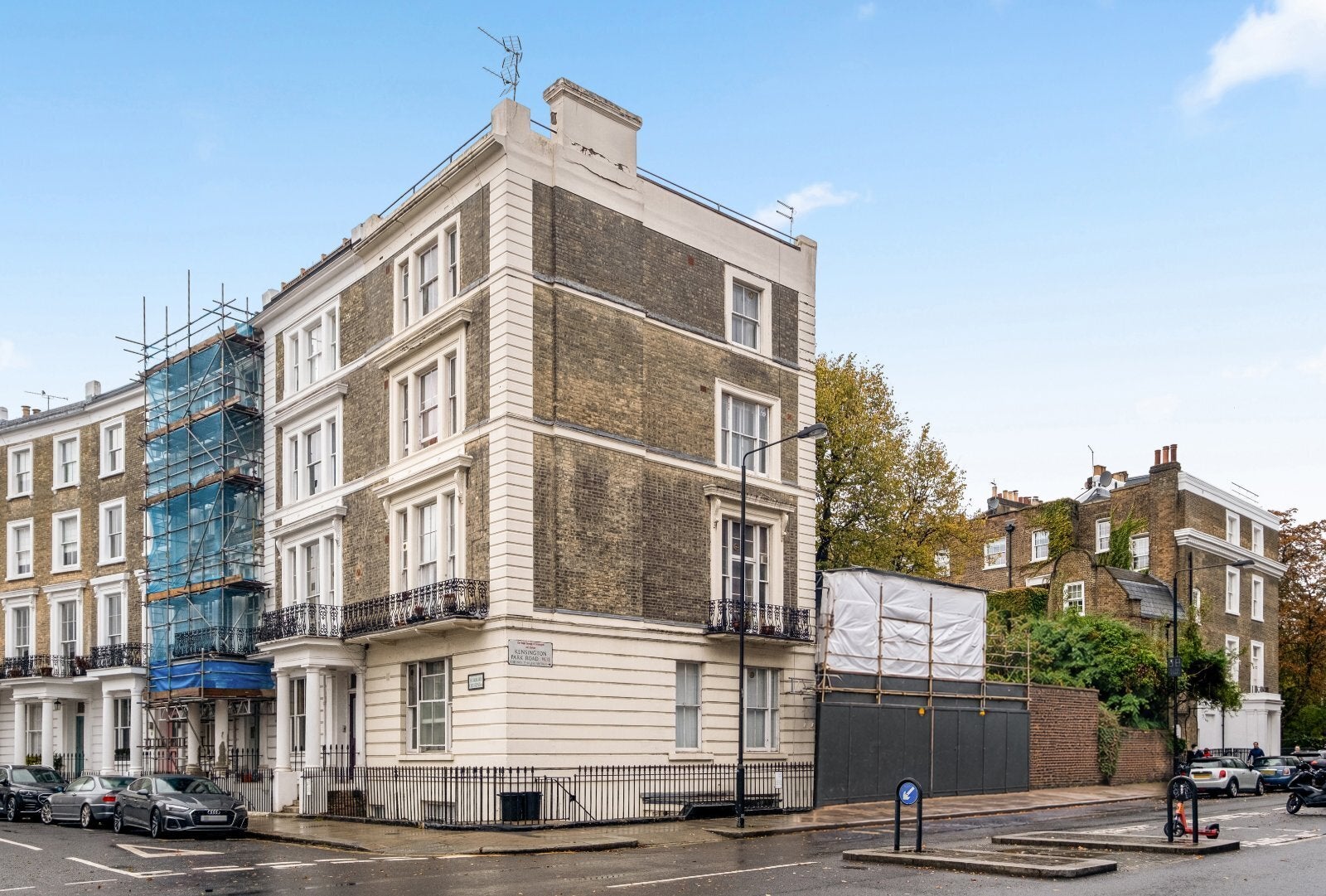 Flat Horbury Crescent in Greater London