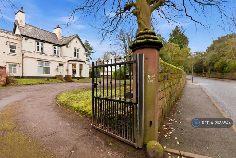 Flat North Mossley Hill Road in Liverpool