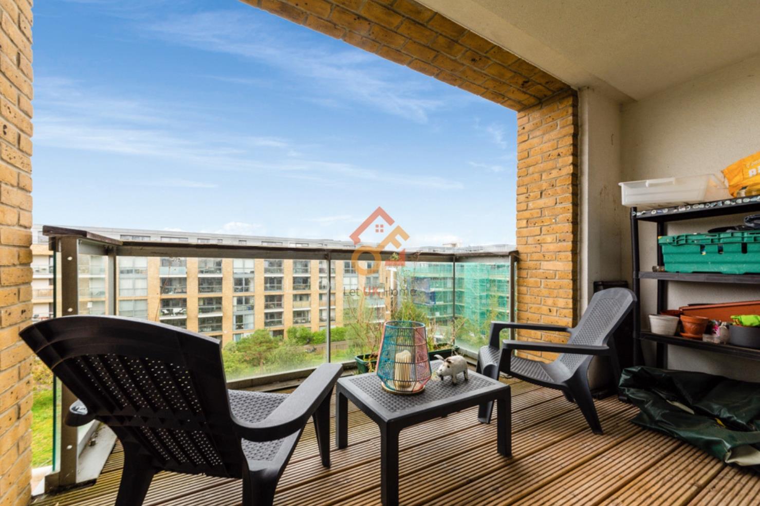 Flat Canalside Square in Greater London