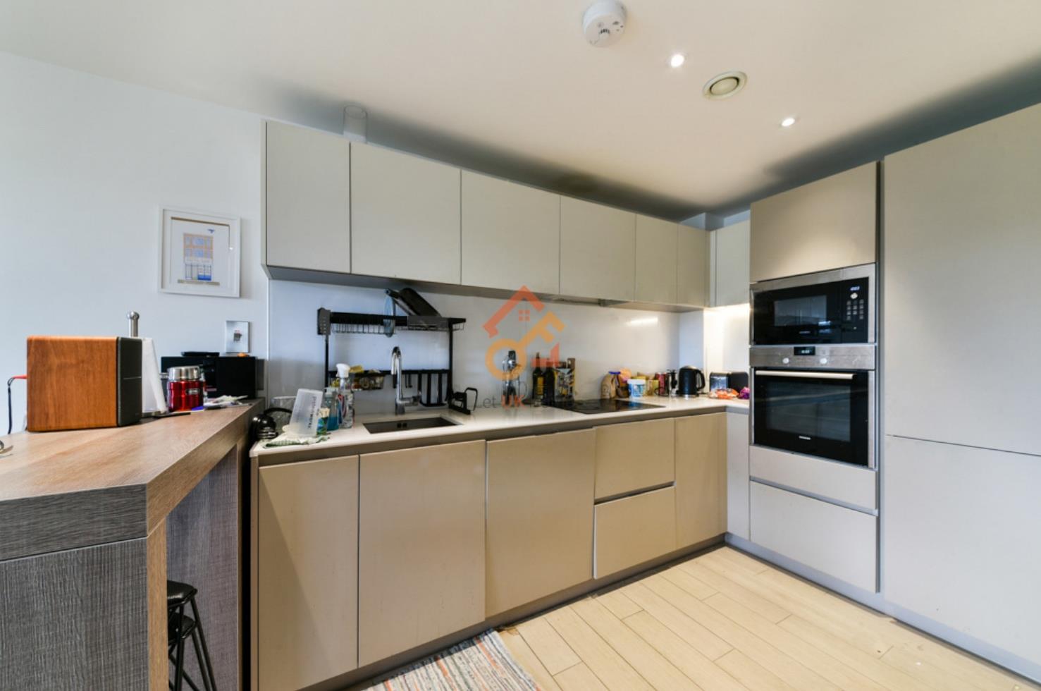 Flat Canalside Square in Greater London