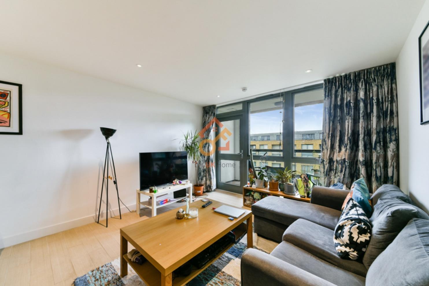 Flat Canalside Square in Greater London