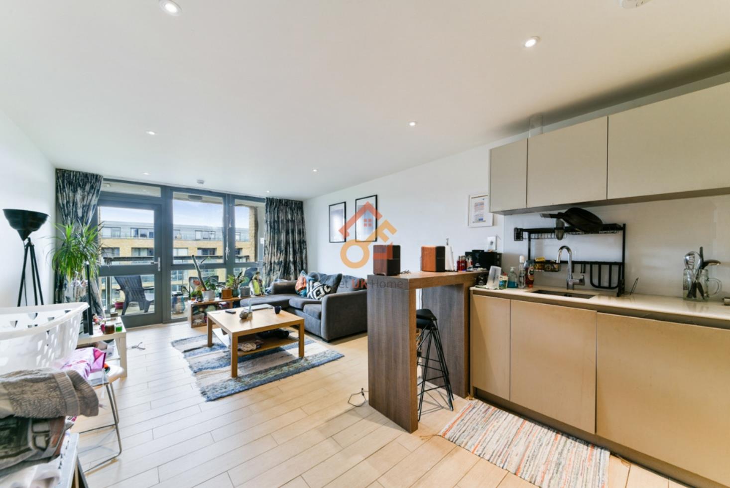 Flat Canalside Square in Greater London