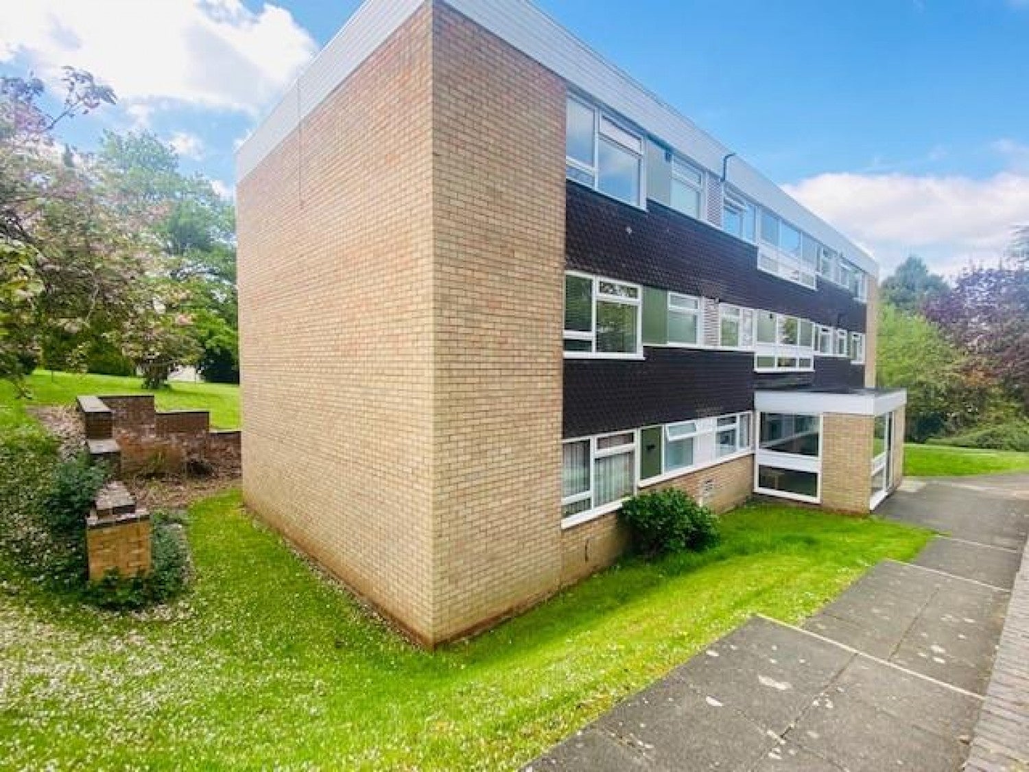 Flat Eaton Court in Birmingham