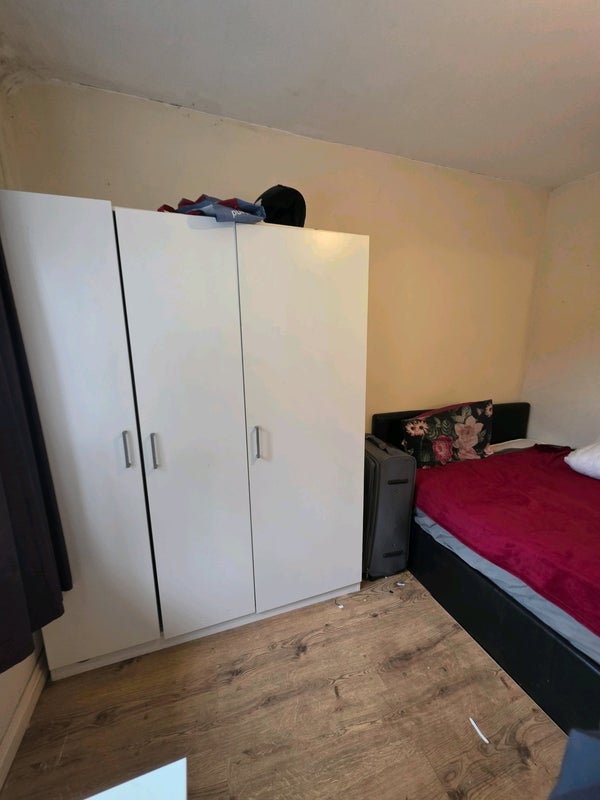 Room Greenbay Road in Greater London