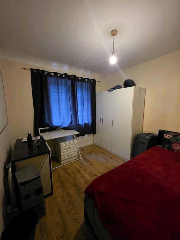 Room Greenbay Road in Greater London