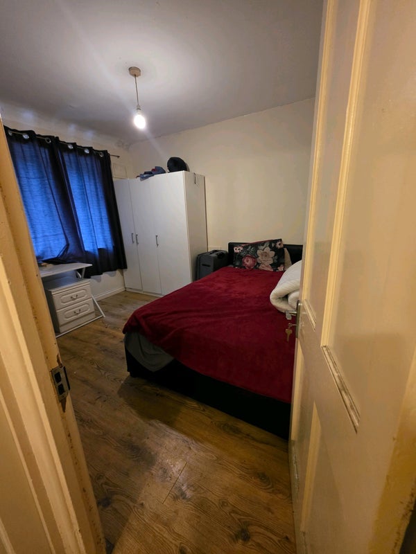 Room Greenbay Road in Greater London