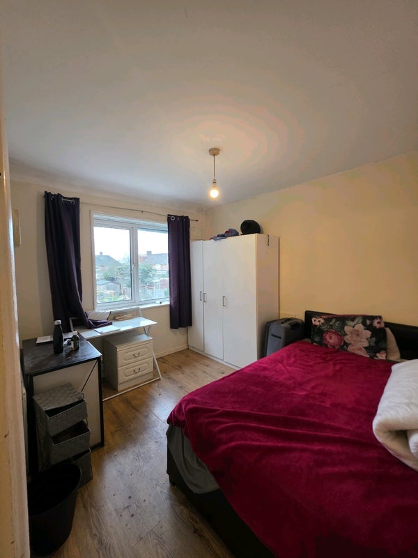 Room Greenbay Road in Greater London